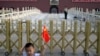 中国政治象征天安门城楼以及在附近照相、手持国旗的儿童。反腐是否会导致“城头变幻大王旗”？