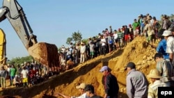 ဖားကန့် မြေစာပုံပြိုကျမှုအတွင်း သေဆုံးသူများကို ရှာဖွေစဉ်