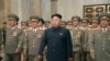 朝中社发布的照片显示朝鲜领导人金正恩和军人参加朝鲜战争停战纪念活动（2014年7月27日）