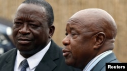 Zimbabwean War Veterans leader Chris Mutsvangwa (R), arrives at a meeting of the ruling ZANU-PF party in Harare, Nov. 19, 2017. 