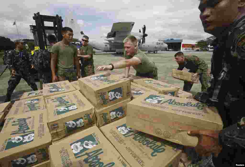 Philippine and U.S. military personnel prepare to load relief goods on a U.S. C-130 plane for typhoon victims, Villamor Air Base, Nov. 11, 2013. 