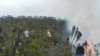 Des gens en train d'étaindre le feu se propage entre le camp Horombo et Mandara sur le mont Kilimandjaro, en Tanzanie, le 12 octobre 2020. Photo obtenue à partir des médias sociaux. (Sydney Lawrence / Collège de gestion de la faune africaine, Mweka / via Reuters)