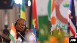 Presiden Guinea-Bissau Umaro Sissoco Embaló hadir dalam pertemuan kepala negara negara-negara Afrika Barat di Abuja, pada 10 Desember 2023. (Foto: AFP/Kola Sulaimon)