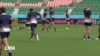 Siya Kolisi, joueur sud-africain de rugby, donne des vivres à ses compatriotes