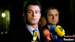 French Interior Minister Manuel Valls (L) and Christian Flaesch, director of the Paris judiciary police, attend a news conference at the headquarters of the Paris police, Nov. 21, 2013.