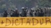 Un oficial de la Guardia Nacional Bolivariana de Venezuela lanza una granada de gas lacrimógeno contra los manifestantes durante una protesta en Caracas, Venezuela. Foto de archivo.