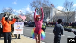 Membros da comunidade gay norte-americana desfilando em frente ao Supremo Tribunal durante dois dias de debates sobre o direito dos homossexuais