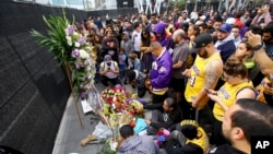 អ្នក​គាំទ្រ​លោក Kobe Bryant កាន់​ទុក្ខ​នៅ​មុខ​មជ្ឈមណ្ឌល Staples នៅ​ក្នុង​ក្រុង Los Angeles កាលពី​ថ្ងៃទី២៦ ខែមករា ឆ្នាំ២០២០។