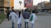 Um caminho incerto para o futuro. Jovens estudantes caminham pelas ruas de Benguela. Angola (Foto de arquivo)