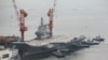中国第一艘自己开发的航空母舰2018年8月26日在中国辽宁省大连市离开港口，进行第二次海上试航（2018年8月26日）。