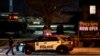 La policía de Toronto investiga un tiroteo en el pub Piper Arms, cerca del centro comercial Scarborough Town Centre, en Toronto, el sábado 8 de marzo de 2025. (Christopher Katsarov/The Canadian Press vía AP)