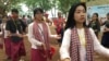 ក្រុមអ្នកស្ម័គ្រ​ចិត្តរាំ​របាំប្រពៃណីខ្មែរ​ក្នុង​ពិធី​បុរាណ​ចូល​ឆ្នាំ​ប្រពៃ​ណីជាតិ​ខ្មែរ​នៅ​ទី​ក្រុង​សៀមរាប​ក្នុង​ ​ថ្ងៃ​ ​ទី១៤​ខែ​មេសា​ឆ្នាំ​២០១៨។​ (ប៉ូច រាសី/VOA)