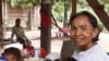 រូបឯកសារ៖ អ្នក​ស្រី​ អ៊ឹម ចែម អតីត​កម្មាភិបាល​ខ្មែរ​ក្រហម​មួយ​រូប (ស្តាំ) ​នៅ​ផ្ទះ​របស់​គាត់​ក្នុង​ស្រុក​អន្លង់​វែង​ ខេត្ត​ឧត្តរមាន​ជ័យ។ 