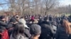 近300人2月9日（星期天）在中央公園舉行了海外首個悼念死於新冠病毒的”吹哨人”李文亮醫生追悼會。
