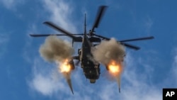 Helikopter tempur Ka-52 menembakkan roket ke sasaran di lokasi yang tidak diketahui di Ukraina. Kementerian Pertahanan Inggris mengatakan Pasukan Ukraina “kemungkinan besar” menghantam peralatan pertahanan udara dan helikopter Rusia. (Foto: via AP)