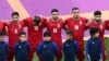 দোহার খলিফা আন্তর্জাতিক স্টেডিয়ামে কাতার ২০২২ বিশ্বকাপের গ্রুপ-বি এর ইংল্যান্ড বনাম ইরান ম্যাচের আগে নীরবে জাতীয় সংগীত শুনছেন ইরানের খেলোয়াড়রা, ২১ নভেম্বর ২০২২।