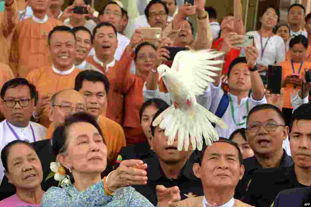 អ្នកស្រី អង់សាន ស៊ូជី ទីប្រឹក្សារដ្ឋមីយ៉ាន់ម៉ា បានដោះលែងសត្វព្រាបមួយក្នុងពិធីខួបកំណើត ៧៣ឆ្នាំរបស់អ្នកស្រីនៅវិមានសភាក្នុងទីក្រុង Naypyidaw។