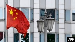File - Bendera China di depan gedung kedutaan China di Berlin, 22 April 2024.