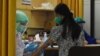Seorang sukarelawan sedang menjalani pemeriksaan sebelum menerima suntikan calon vaksin Covid-19 dalam uji klinis di Rumah Sakit Universitas Padjajaran, di Bandung, Jawa Barat, 6 Agustus 2020. (Foto: Timur Angin/AFP)
