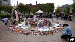 Una mujer se arrodilla delante de un memorial improvisado para Breonna Taylor en Jefferson Square Park el jueves, 24 de septiembre del 2020, en Louisville, Kentucky. 