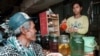 រូបឯកសារ៖ បុរស​ម្នាក់​រង់ចាំយក​​​ស្រាស ដែល​លោក​ទិញ​នៅ​តៀមស្រា​មួយ​ក្នុង​រាជធានី​ភ្នំពេញ។ 