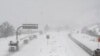 La nieve cubre la ruta interestatal 70, en Inglewood, Colorado. 
