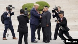 도널드 트럼프 미국 대통령과 김정은 북한 국무위원장이 지난 6월 판문점에서 만났다.