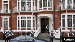 British police stand outside Ecuador's embassy, where Wikileaks founder Julian Assange is seeking asylum, London, August 16, 2012. 