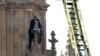 Un hombre con una bandera palestina reacciona junto a los socorristas mientras se encuentra en la Torre Elizabeth, comúnmente conocida como Big Ben, junto a las Casas del Parlamento, en Londres, Gran Bretaña, el 8 de marzo de 2025.