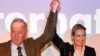 德国另类选择党（AfD）顶级候选人亚历山大·高兰（左）和爱丽丝·韦德尔在柏林举行的选举集会上与他们的支持者一起庆祝（2017年9月24日）。
