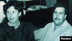 En la imagen se muestra al colombiano Pablo Escobar junto a su esposa Victoria Henao en 1983.