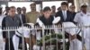 عمران خان قائد اعظم کے مزار پر پھولوں کی چادر چڑھاتے ہوئے