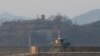 한국 경기도 파주 비무장지대(DMZ)에서 남북 초소가 마주보고 있다. 