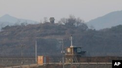 한국 경기도 파주 비무장지대(DMZ)에서 남북 초소가 마주보고 있다. 
