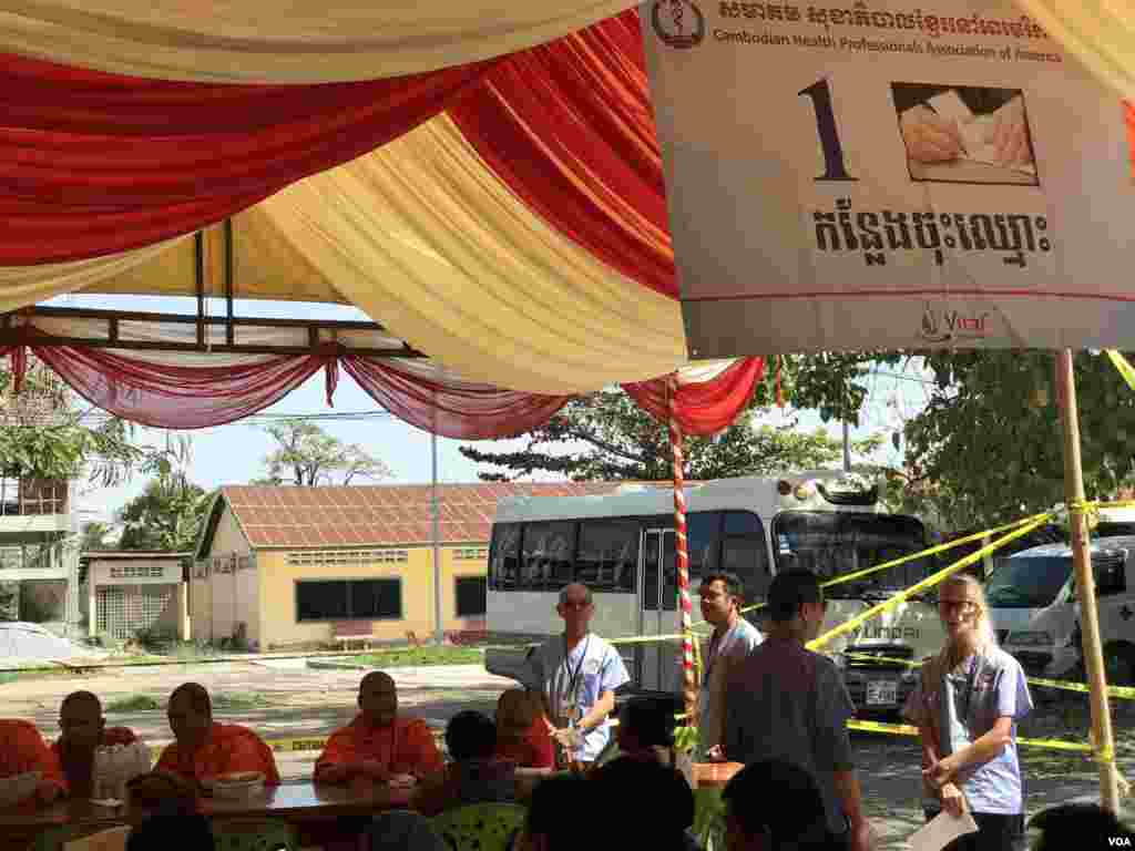 ទីកន្លែងទទួលចុះឈ្មោះអ្នកជំងឺ ដើម្បីទទួលបានសេវាព្យាបាលពីក្រុមគ្រូពេទ្យស្ម័គ្រចិត្តនៃសមាគមសុខាភិបាលខ្មែរនៅអាមេរិក នៅមន្ទីរពេទ្យបង្អែកខេត្តកំពង់ស្ពឺ។ (ហ៊ុល រស្មី/VOA)