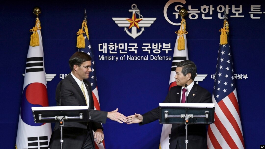 마크 에스퍼 미국 국방장관과 정경두 한국 국방장관이 15일 서울 국방부청사에서 열린 공동기자회견에서 악수하고 있다.