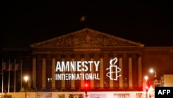 人權組織國際特赦一次法國集會打出的標誌。