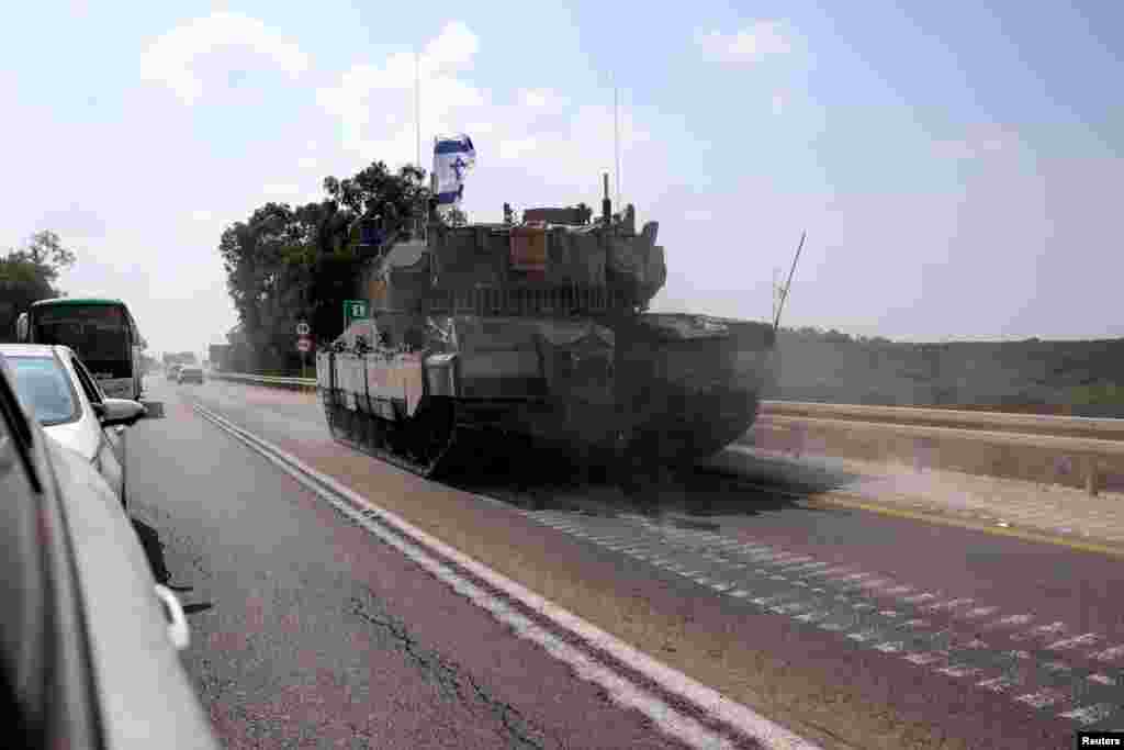 Kifaru cha jeshi la Israel kinapiga doria karibu na mji wa Sderot baada ya wanamgambo wa Hamas kuingia kwa ghafl Israel kutoka Ukanda wa Gaza. 