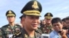 រូបឯកសារ៖ លោក ហ៊ុន ម៉ាណែត ​មេ​បញ្ជាការ​នៃ​បញ្ជាការ​ដ្ឋាន​ជាតិ​កម្លាំង​ពិសេស​ប្រឆាំង​ភេរវកម្ម និង​ជា​កូន​ប្រុស​ច្បង​របស់​លោក​នាយក​រដ្ឋមន្រ្តី ហ៊ុន សែន និយាយ​ទៅ​កាន់​អ្នក​សារព័ត៌មាន ក្នុង​ពិធី​បើក​ការ​ប្រកួត​កីឡា​កង​យោធពល​ខេមរ​ភូមិន្ទ​ឆ្នាំ​២០១៧ នៅ​មជ្ឈ​មណ្ឌល​កោះ​ពេជ្រ នៅ​រាជធានី​ភ្នំពេញ កាលពី​ព្រឹក​ថ្ងៃទី៥ ខែ​មករា ឆ្នាំ​២០១៧។ (កាន់ ​វិច្ឆិកា/VOA) 