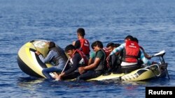Refugiados sírios fogem pelo Mar Mediterrâneo