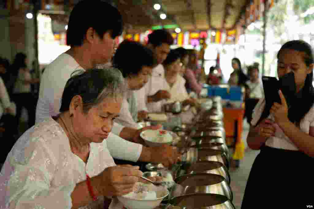 ពុទ្ធបរិស័ទកំពុងរាប់បាត្រនៅក្នុងវត្តមួយកណ្តាលរាជធានីភ្នំពេញកាលពីព្រឹកថ្ងៃសៅរ៍ ទី១៦ ខែ កញ្ញា ឆ្នាំ២០១៧។ (ទុំ ម្លិះ/VOA)