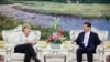德国总理默克尔和中国主席习近平早就相识，图为她2012年8月30日在北京人民大会堂同中国国家副主席习近平举 行会谈