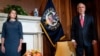 La juge Amy Coney Barrett, candidate du président Donald Trump à la Cour suprême, au centre, rencontre le chef de la majorité au Sénat, Mitch McConnell, au Capitole, le 29 septembre 2020 à Washington.