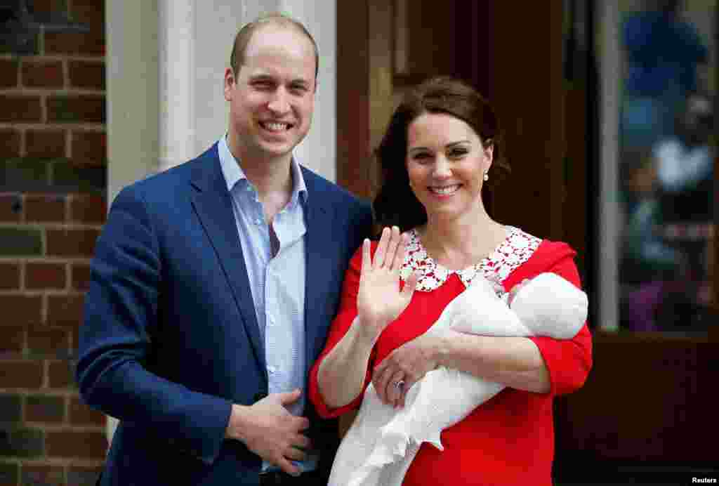 ព្រះនាង Catherine នៃទីក្រុង Cambridge និងព្រះបុត្រា William ចាកចេញពីមន្ទីរពេទ្យ St. Mary ជាមួយនឹងទារករបស់ខ្លួនក្នុងទីក្រុងឡុងដ៍។