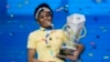 Zaila Avant-garde, 14 ans, de Harvey, en Louisiane, célèbre avec le trophée du championnat après avoir remporté la finale du Scripps National Spelling Bee 2021 à Disney World le jeudi 8 juillet 2021, à Lake Buena Vista, Floride (AP Photo/John Raoux )