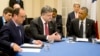 Fransiya rahbari Fransua Olland, Ukraina prezidenti Petro Poroshenko va AQSh prezidenti Barak Obama muloqotda, Nyuport, Uels, 4-sentabr, 2014 