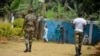 Des soldats patrouillent à Bafut, dans la région anglophone du nord-ouest du Cameroun, en novembre 2017. (Photo AFP)